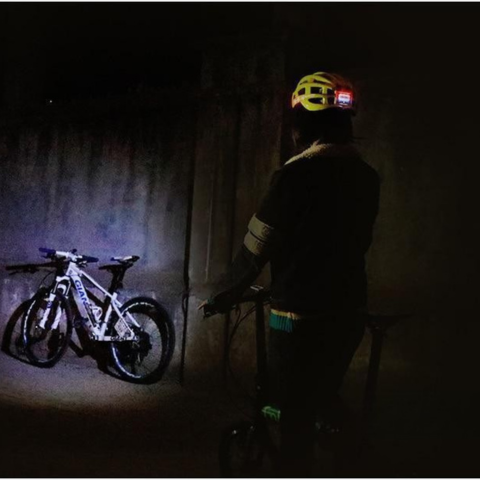 Inteligentní cyklistická helma s LED světlem — maximální bezpečnost a viditelnost